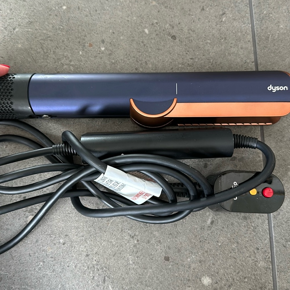 Dyson Airstrait

Dyson  (Prussian Blue/Rich Copper)
Straightens from wet to dry